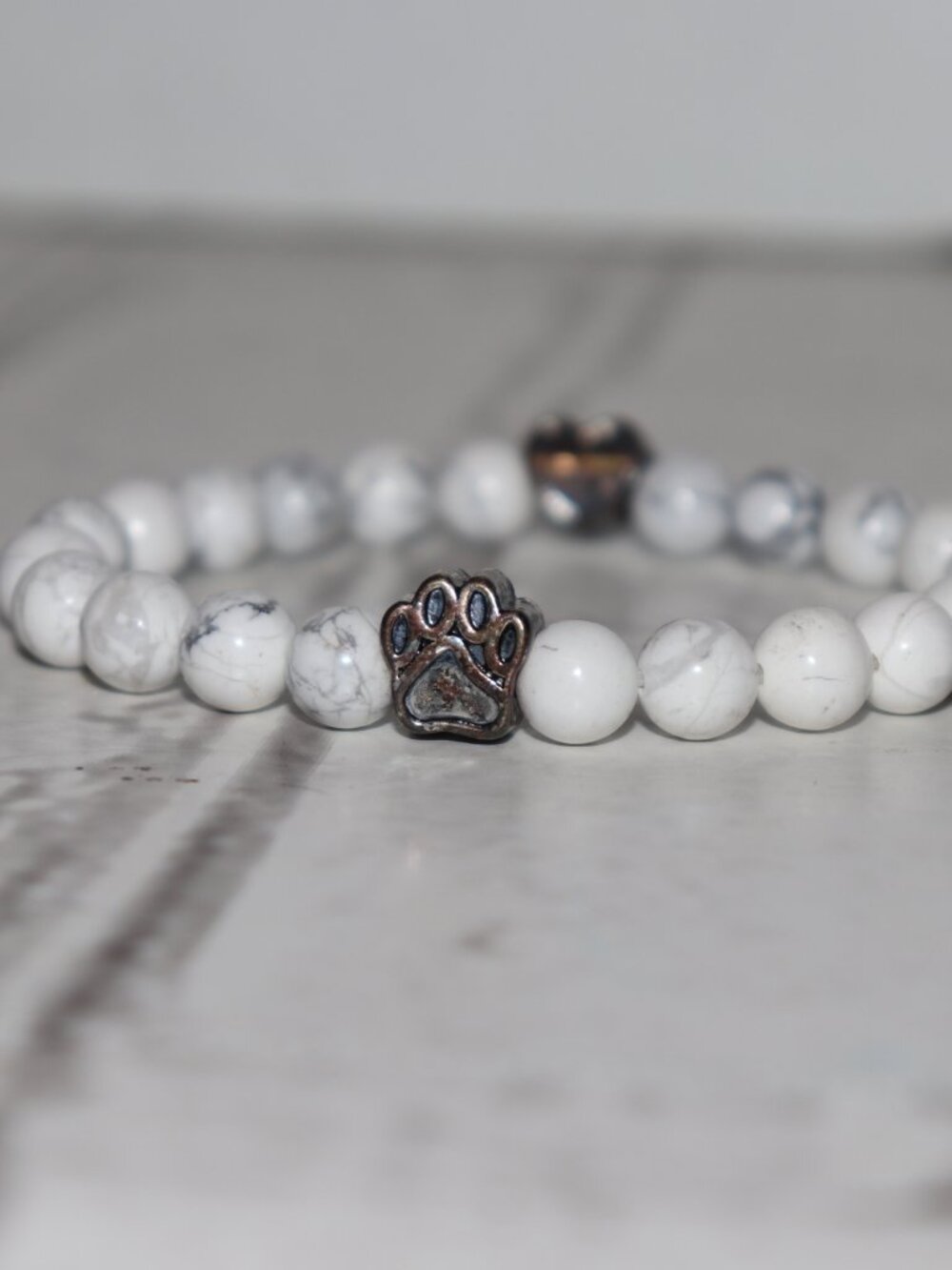 🐾 Howlite Beaded Bracelet · Pawprint & Heart Charm · 7.5" · Elastic